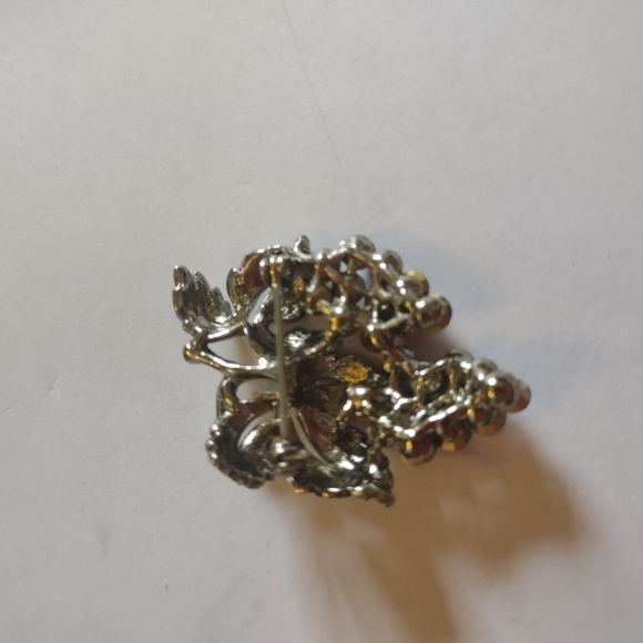 Vintage women's ESTATE rhinestone grape brooch pin - Picture 3 of 4